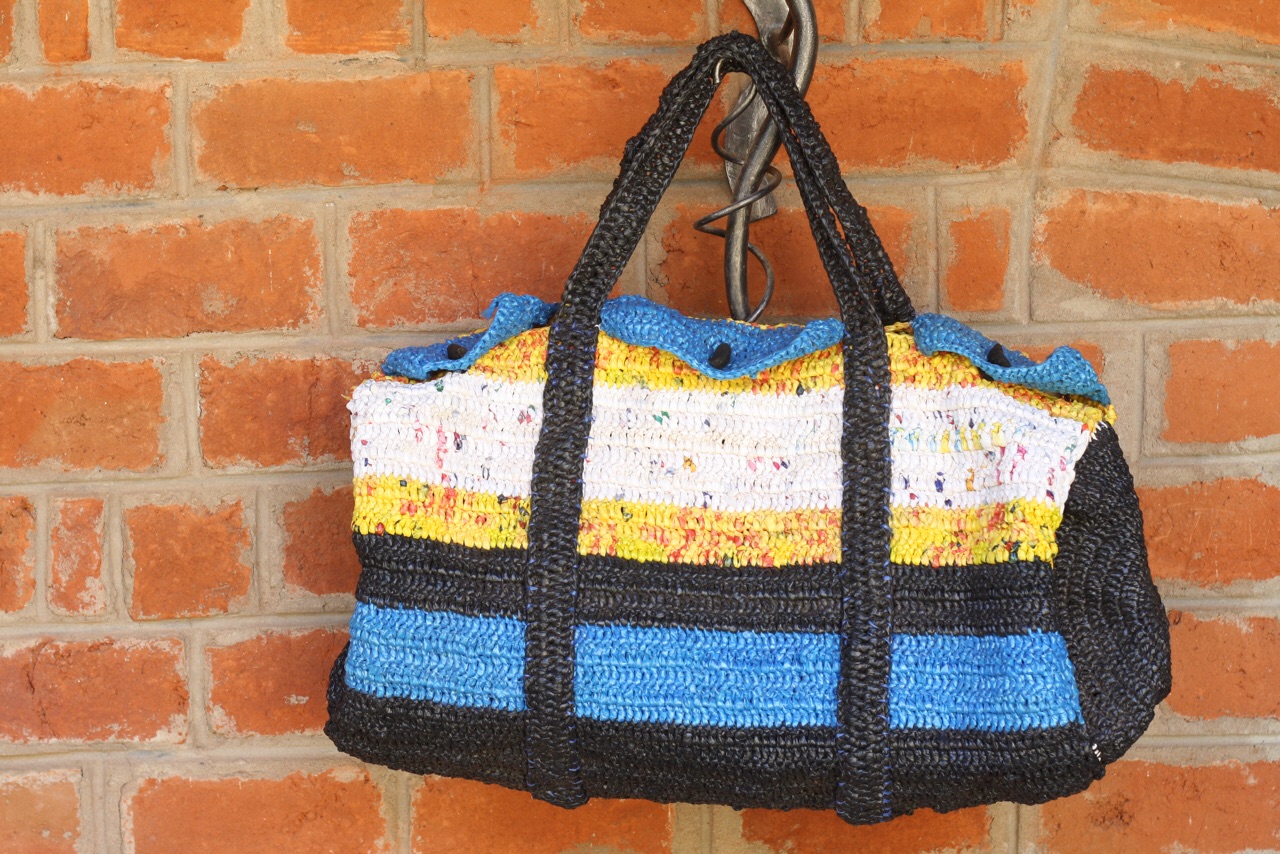 Foto bij Upcycling | beautiful bag made from used shopping bags